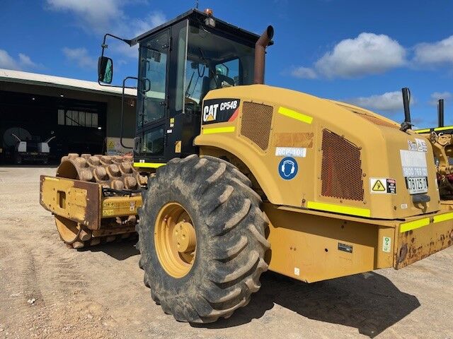 Caterpillar CP54B 12T Padfoot Roller image 3