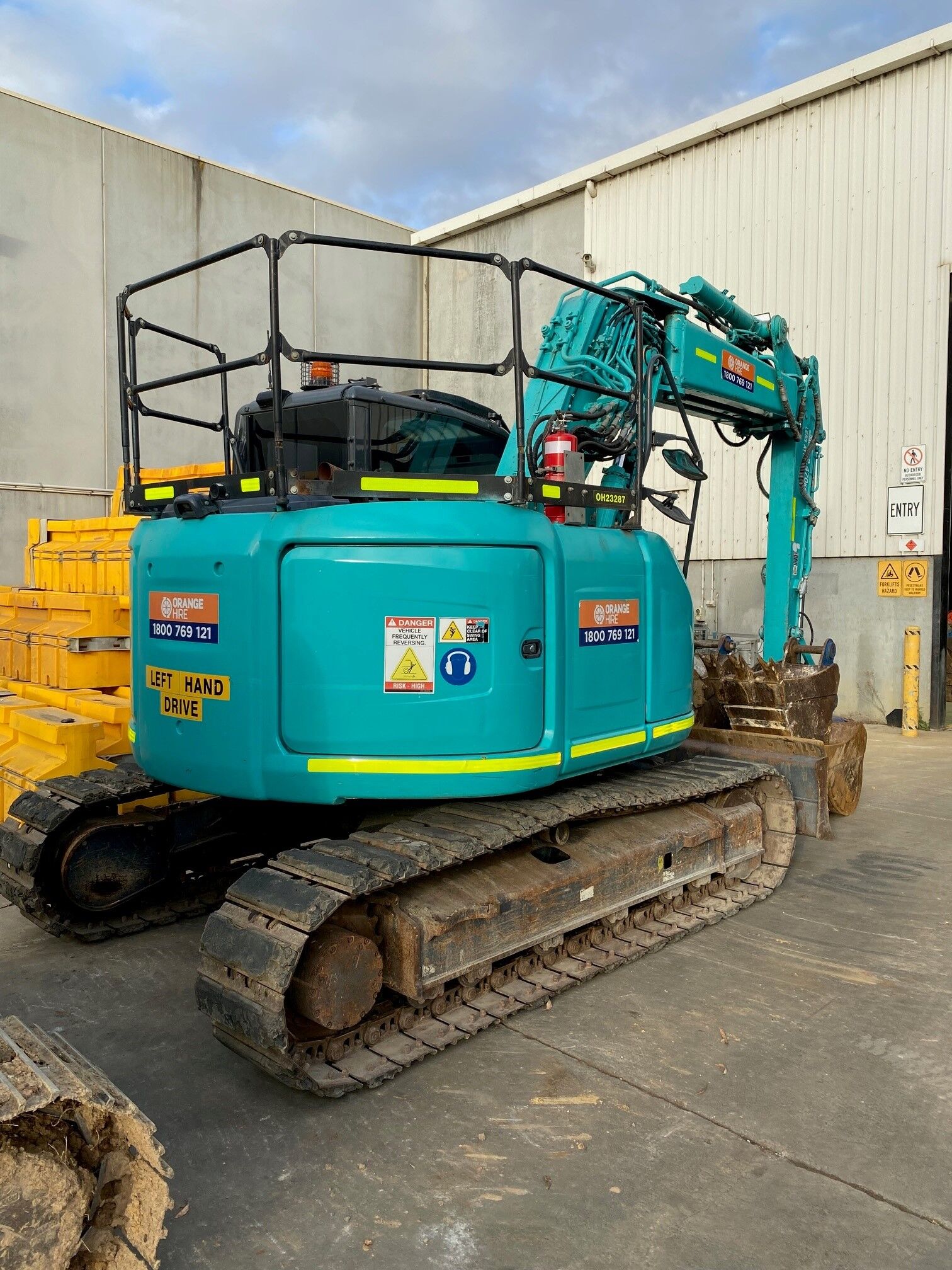 Kobelco SK135SR-3 13.5T Off Set Boom Excavator (Knuckle) image 3