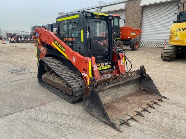 Front angle view of Kubota svl95-2s