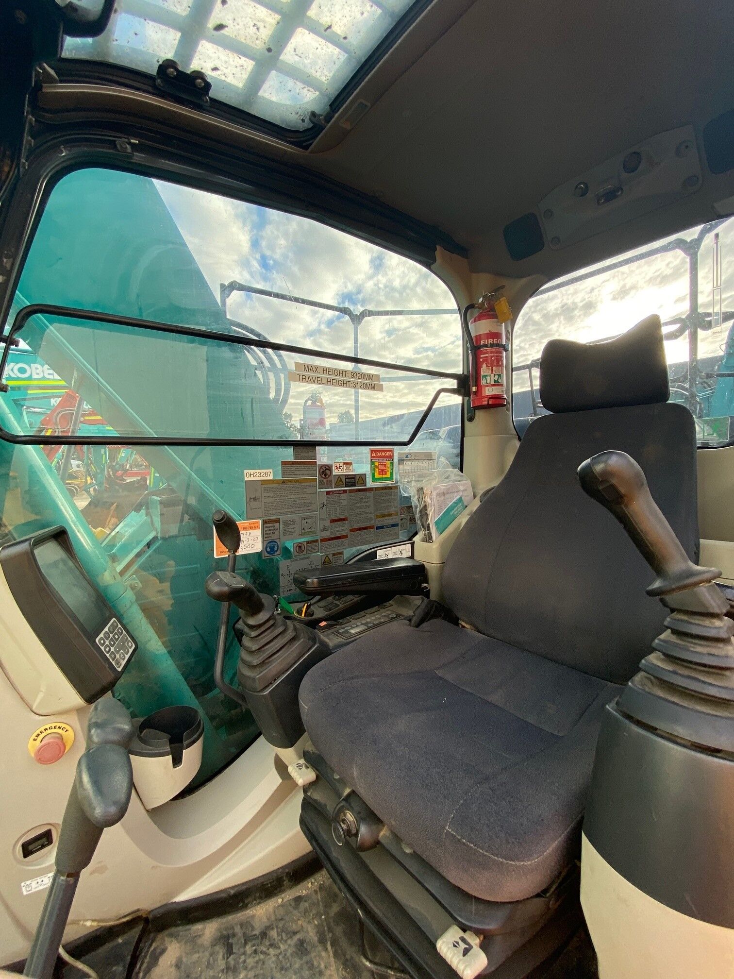 Kobelco SK135SR-3 13.5T Off Set Boom Excavator (Knuckle) image 5