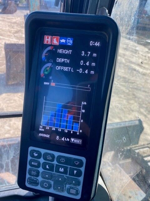 Kobelco SK135SR-3 13.5T Off Set Boom Excavator (Knuckle/Tilt Hitch) image 6